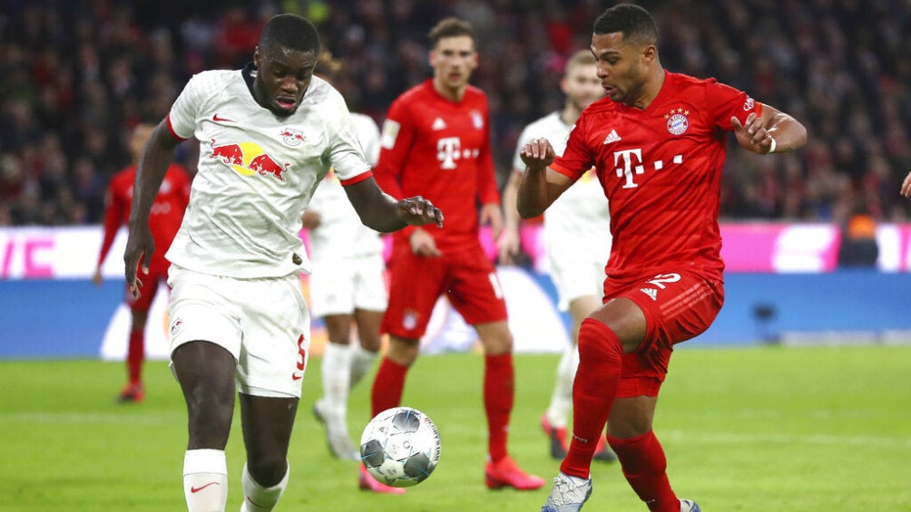 Dayot Upamecano y Serge Gnabry luchan por la pelota