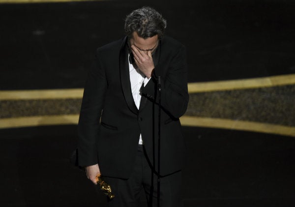 Joaquin Phoenix en llanto con el Oscar en las manos