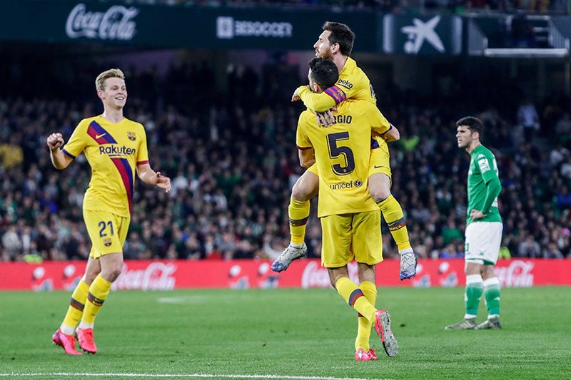 El astro argentino celebra el gol de Sergio Busquets