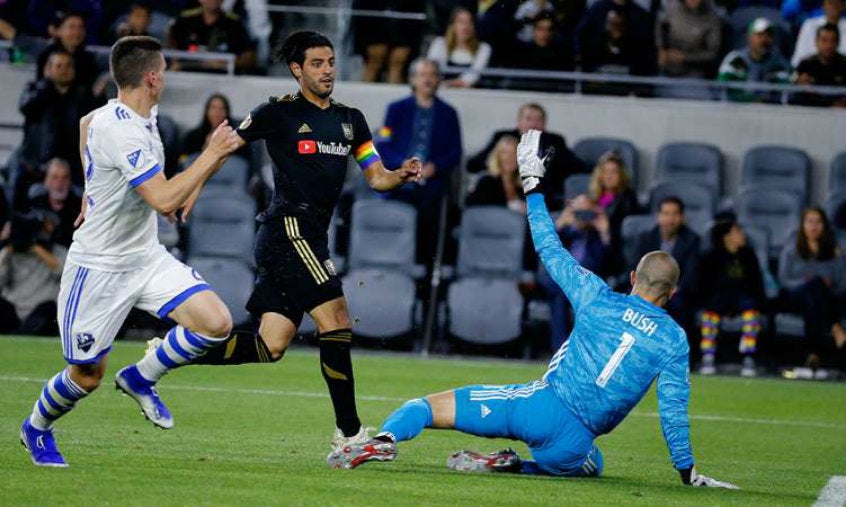 El delantero mexicano definiendo una jugada con LAFC