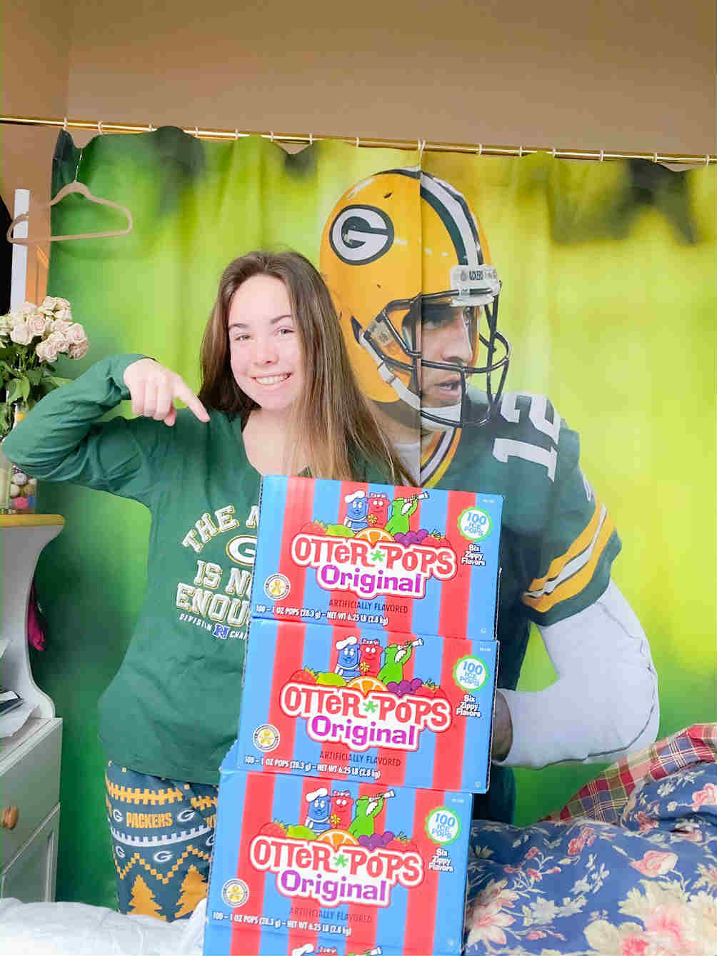 Callie Kessler posa con sus cajas de paletas de hielo 