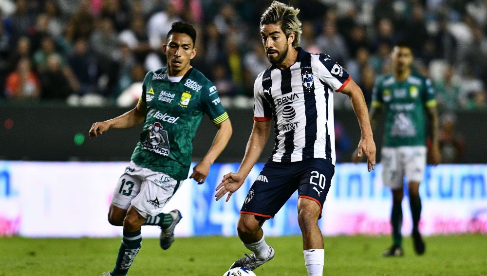 Rodolfo Pizarro durante un partido con Monterrey