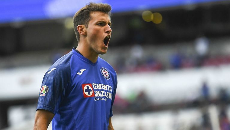 Chaquito Giménez festeja un gol con Cruz Azul 