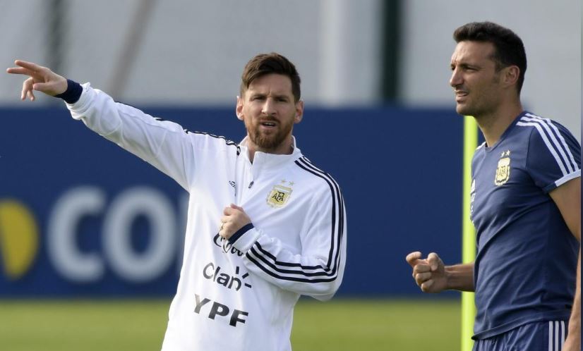 Messi durante un entrenamiento con Argentina junto a Scaloni