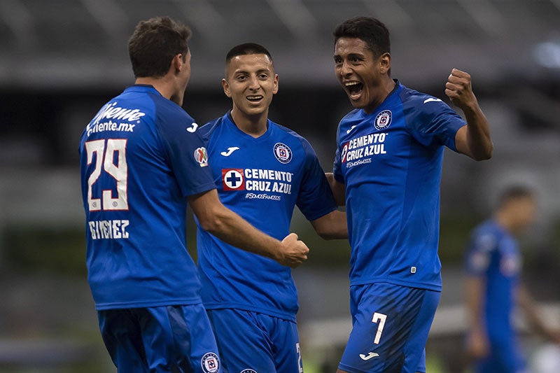 Luis Romo celebra su gol con Alvarado y Giménez