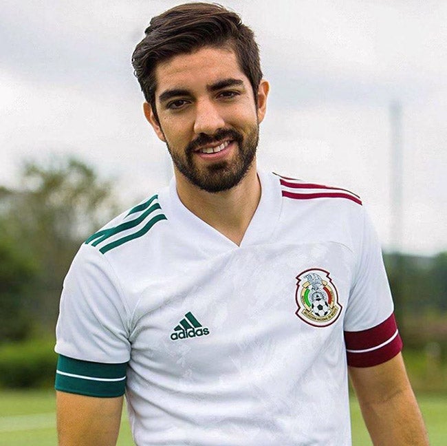 Pizarro posa con la playera visitante del Tri