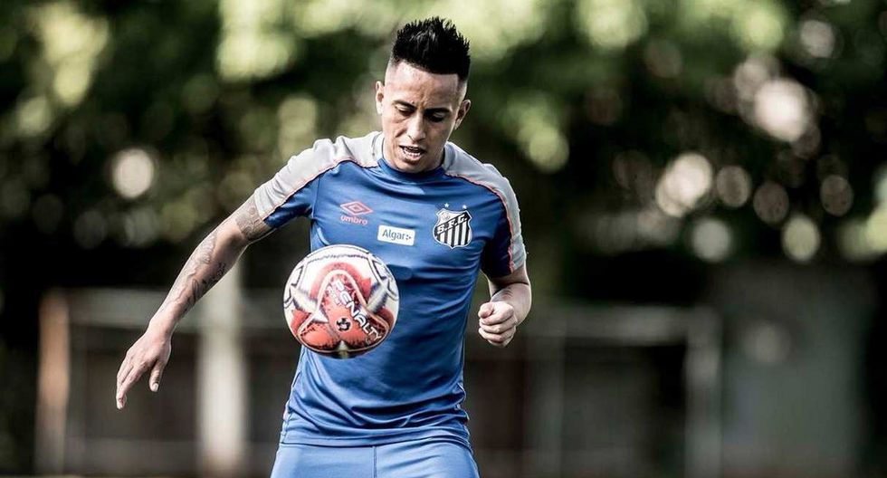 Christian Cueva en una práctica del Santos FC