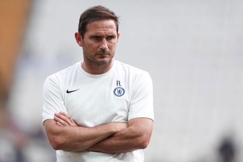 Frank Lampard observa una sesión de los blues 