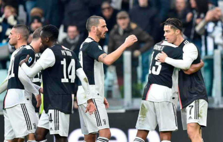 Jugadores de Juventus celebran anotación en la Serie A