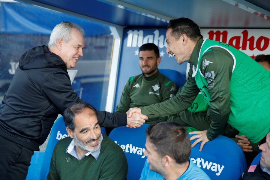 Javier Aguirre saluda a Andrés Guardado antes del juego