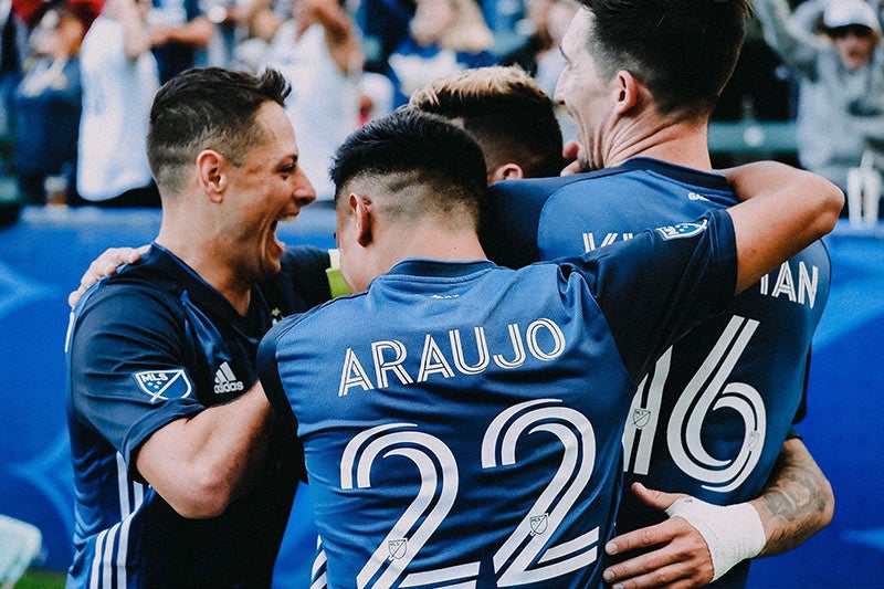 Javier Hernández celebra gol de Pavón