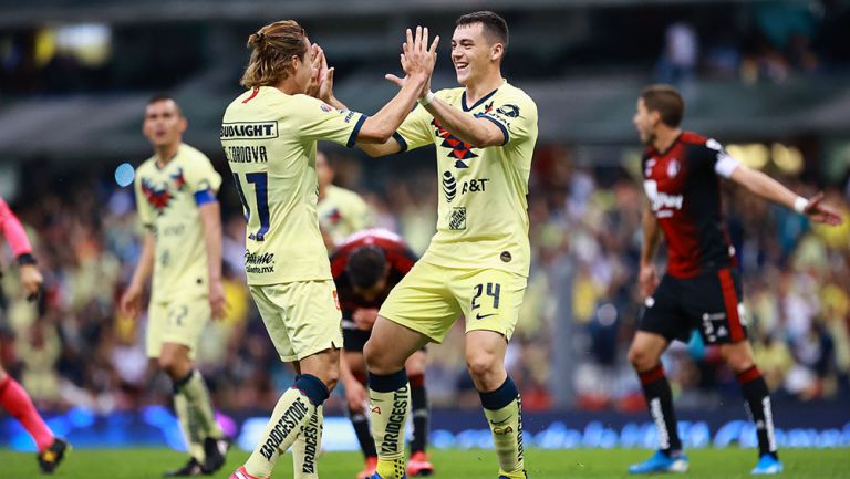 Federico Viñas festa un gol junto a Córdova 