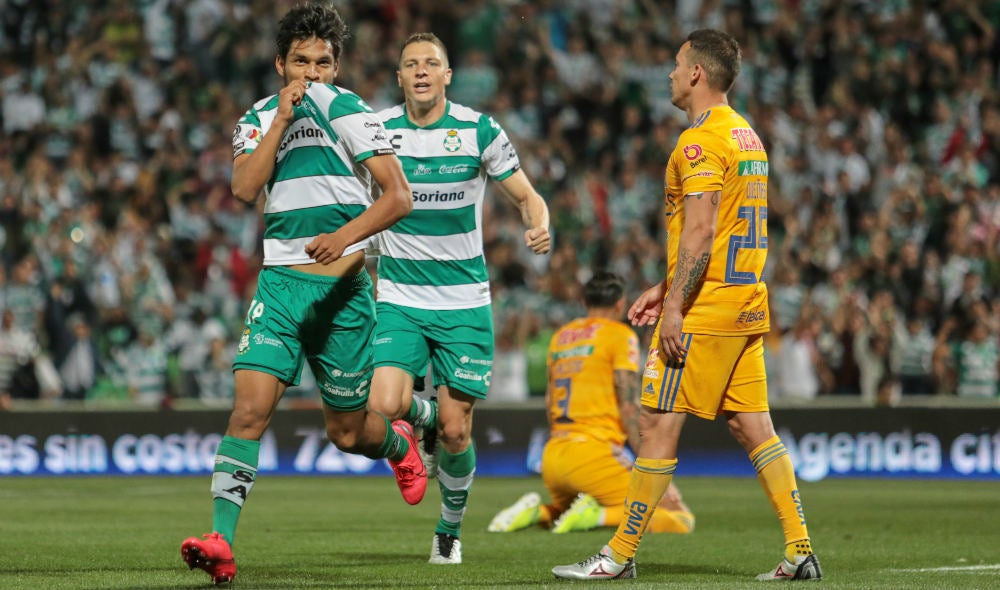 Eduardo Aguirre durante el partido entre Santos y Tigres