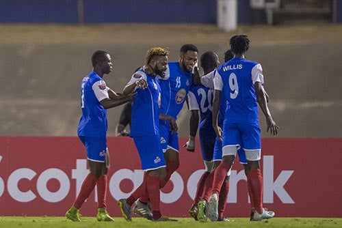 Jugadores del Portmore United festejan un gol