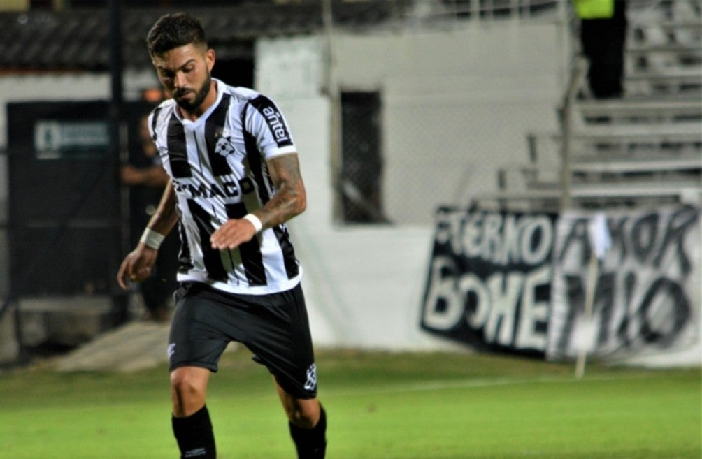 Nicolás Albarracín en un juego con Wanderers 