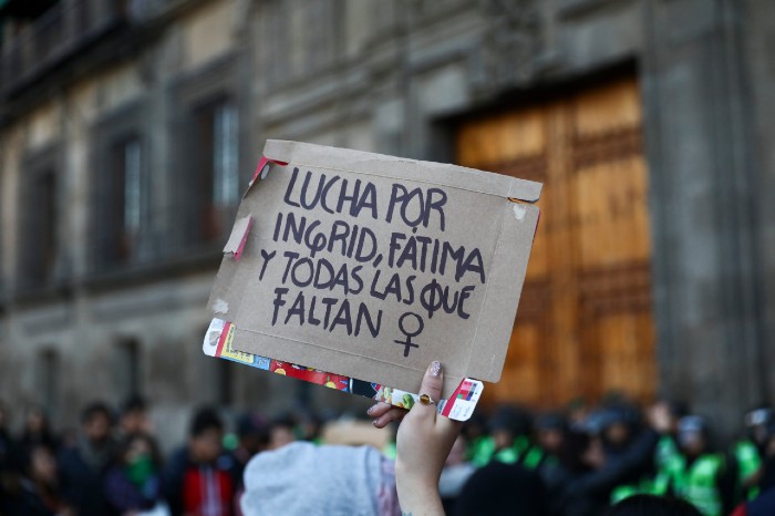 Pancarta en apoyo a Ingrid y Fátima