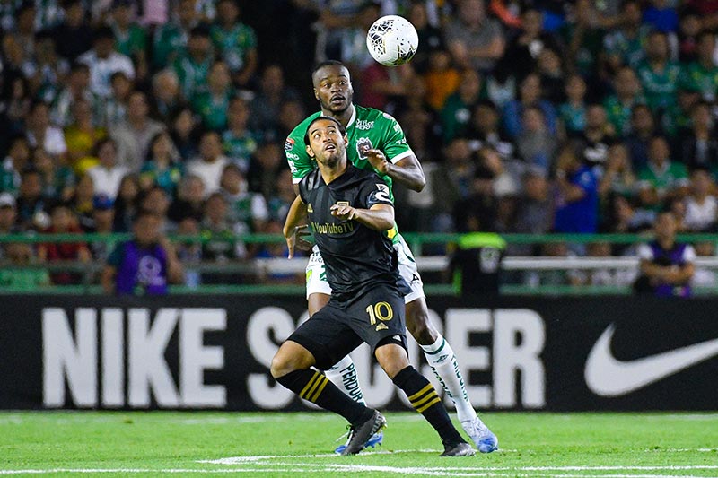 Carlos Vela, en acción contra La Fiera