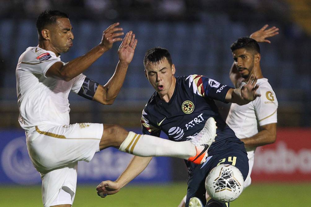 Viñas pelea por un balón en el juego ante Comunicaciones 