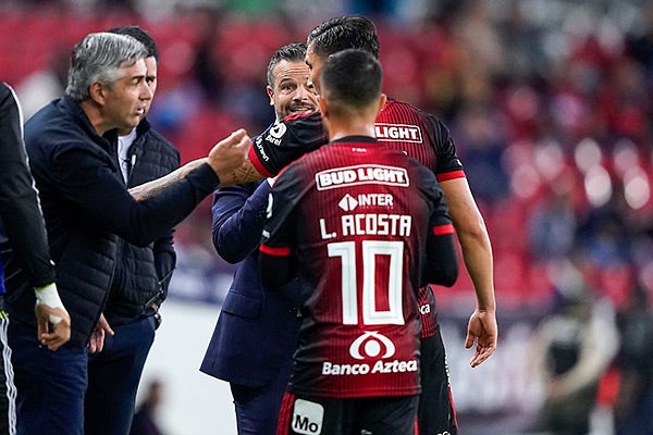 El técnico junto a los jugadores Rojinegros