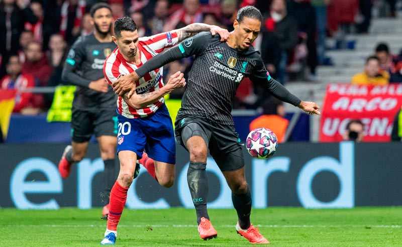 Virgil van Dijk pelea un balón ante Vitolo 