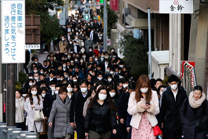 Chinos se protegen de coronavirus