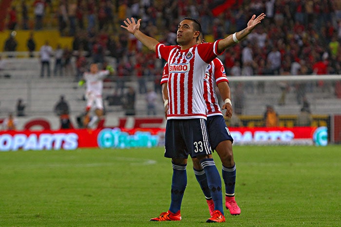 Marco Fabián festeja en un partido de Chivas