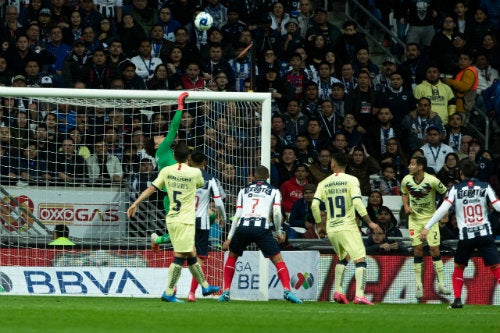 Memo Ochoa realiza una atajada durante el partido