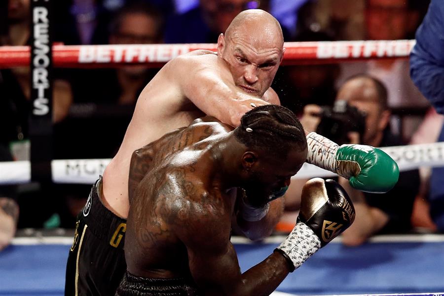 Fury conecta un derechazo sobre Wilder 