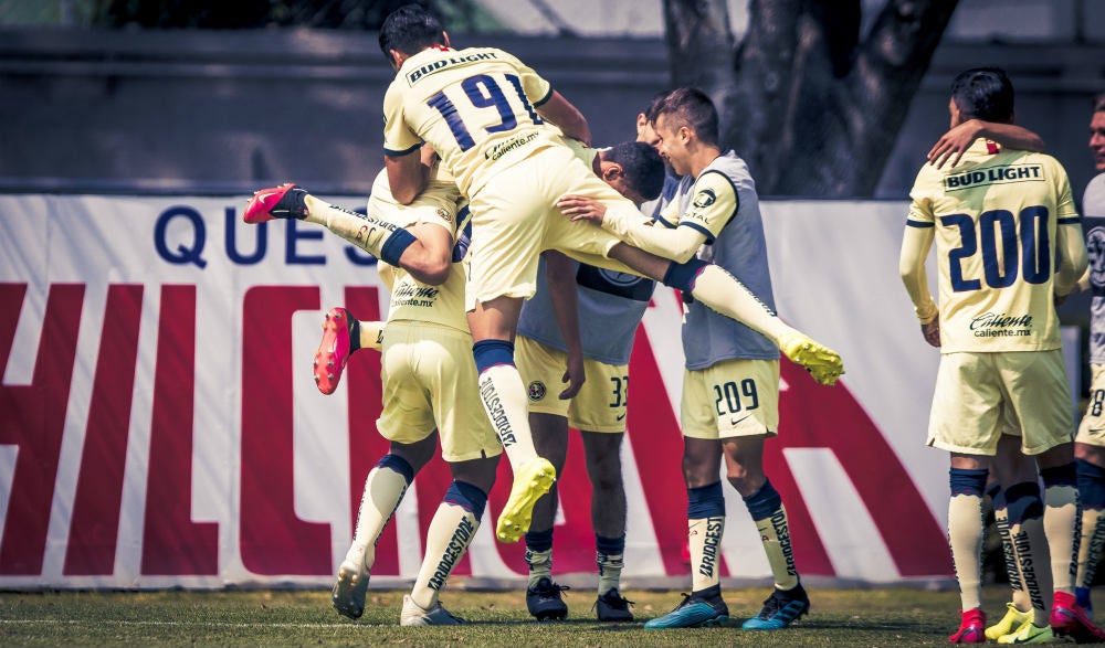 Jugadores de América Sub 17 celebrando un gol