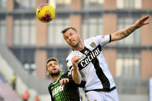 Jugadores de Parma y Sassuolo disputan un balón