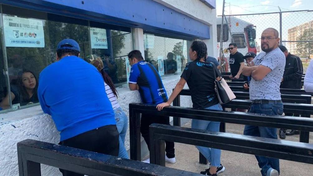 Afición queretana buscando boletos para el partido ante San Luis 