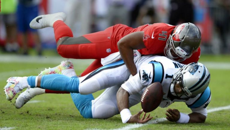 Cam Newton pierde el balón en duelo contra Tampa Bay