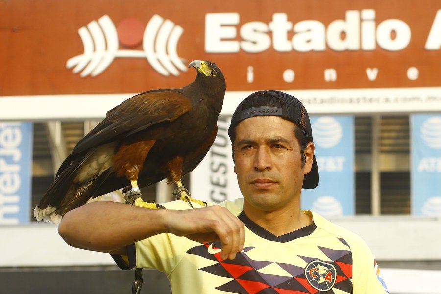 Aficionado americanista con un águila a las afueras del Azteca