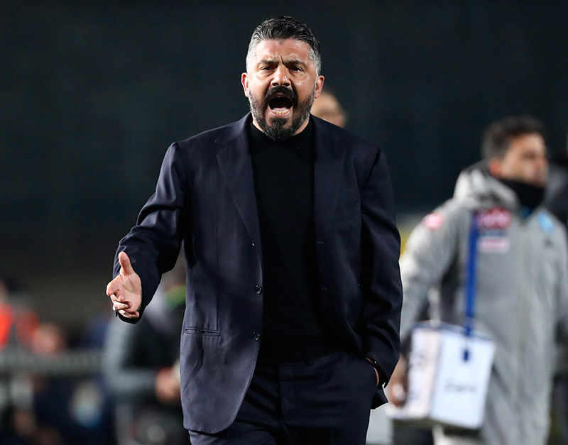 El técnico del Napoli grita durante un partido
