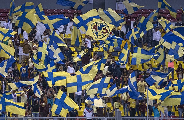 El ambiente de las barras del América en su estadio