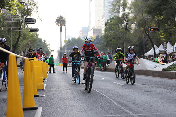 Los ciclistas durante el recorrido en la Final