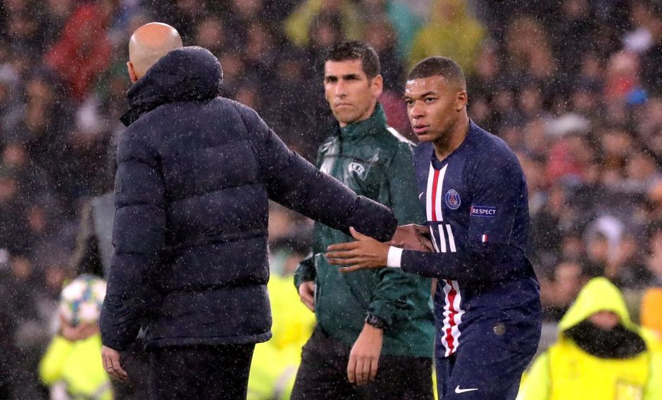 Zidane saluda a Mbappé en un juego de Champions League  