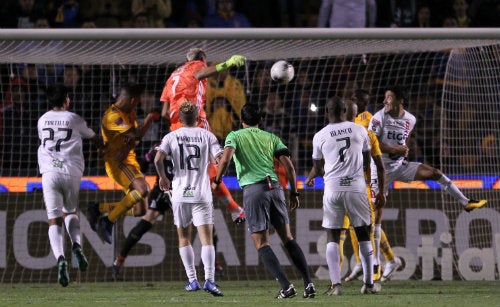 Nahuel le anota un gol al Alianza