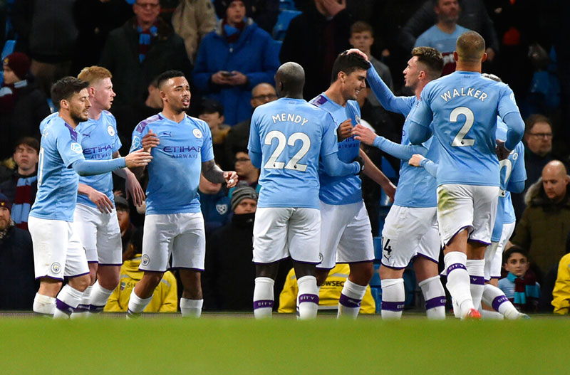 Jugadores del Manchester City celebran un gol