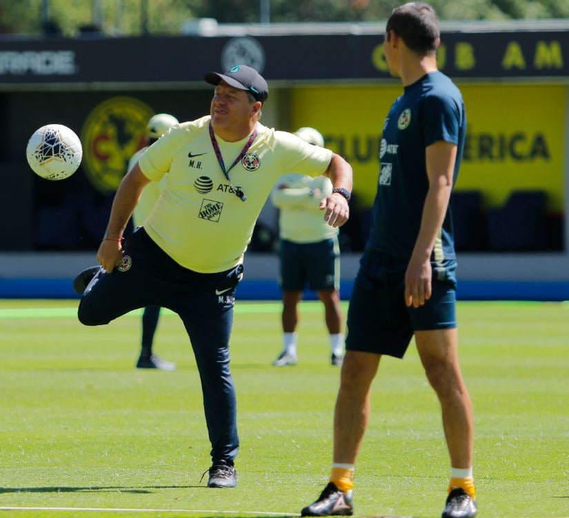 Herrera controla el balón en un entrenamiento de las Águilas