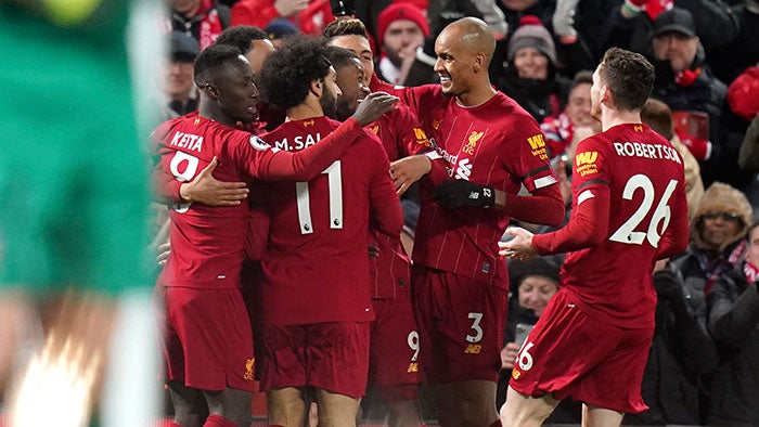 Jugadores de Liverpool festejan una anotación