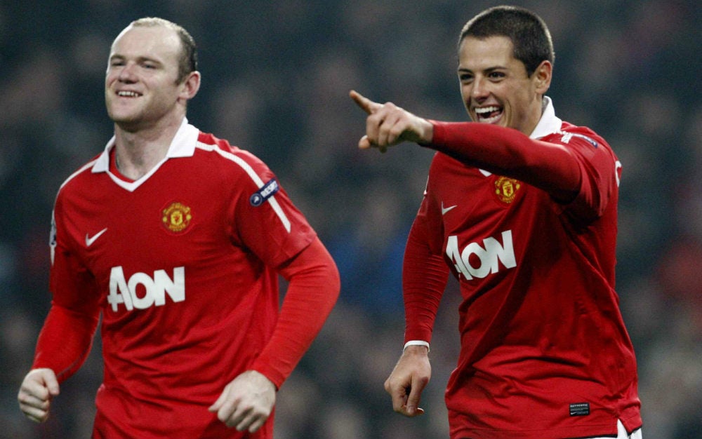 Javier Hernández junto a Wayne Rooney en un partido con el Manchester United