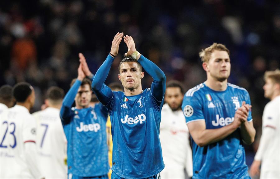Cristiano Ronaldo aplaude tras el Lyon vs Juventus