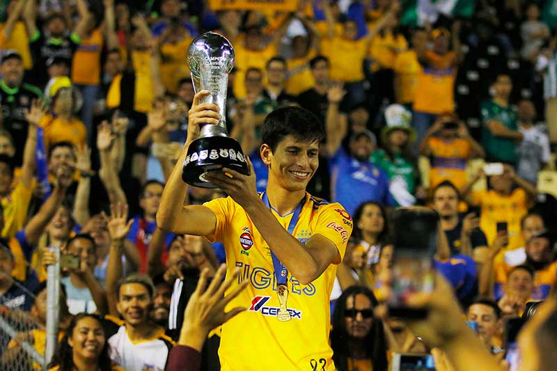 El atacante felino levanta el título de la Liga MX