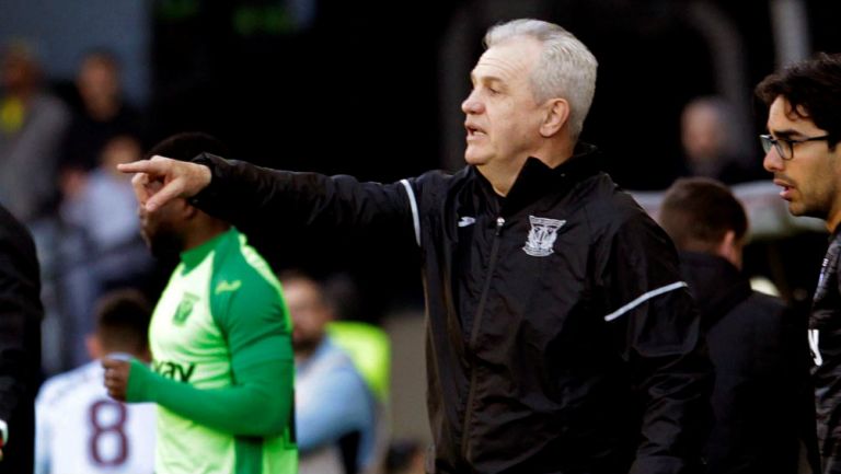 Javier Aguirre da instrucciones en el juego ante el Celta de Vigo