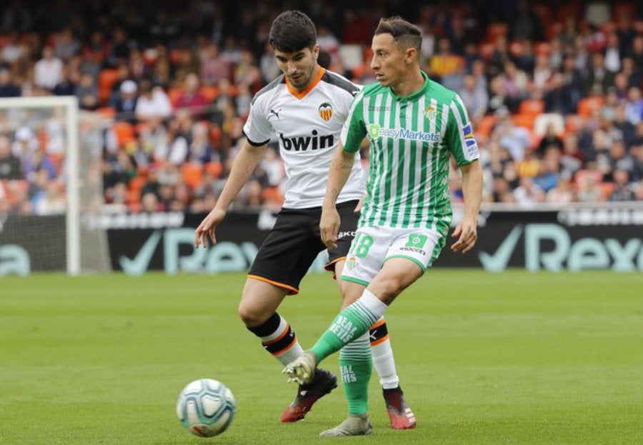 Andrés Guardado durante el juego ante el Valencia