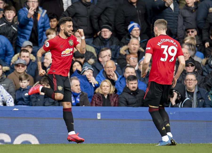 Bruno Fernandes y McTominay festejan un gol