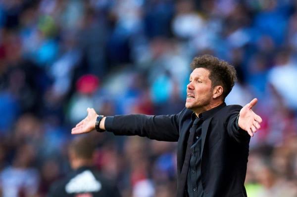 Simeone da indicaciones en el juego contra Espanyol