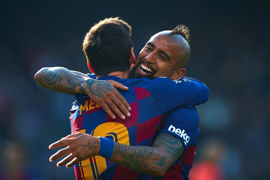 Messi y Vidal celebran un gol