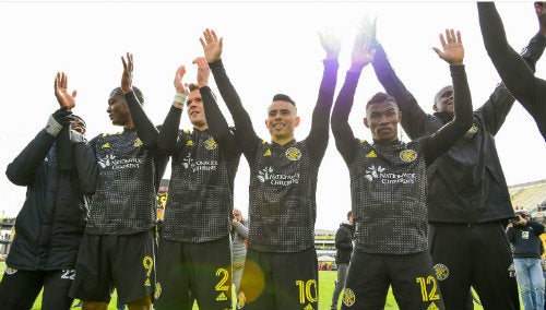 Jugadores del Columbus Crew celebran la victoria